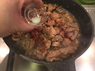 21、孜然羊肉,同时加盐调味