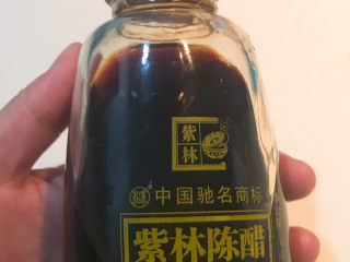 1、醋溜藕片,这道菜我选用口感地道的山西紫林陈醋