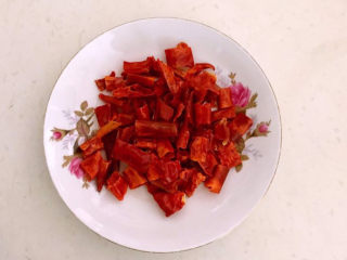 4、醋溜藕片,干红辣椒段