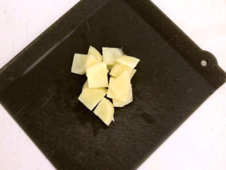 6、醋溜藕片,鲜姜削皮后切成小片