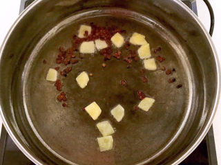 8、醋溜藕片,加入姜片，炒出香味