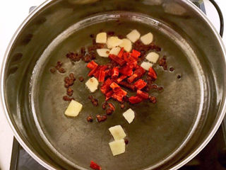 9、醋溜藕片,加入干红辣椒段，翻炒均匀