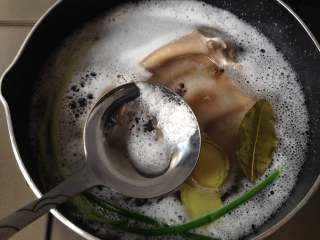 2、凉拌猪耳朵,大火烧开，撇出浮沫，再转小火煮35分钟左右