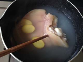 3、凉拌猪耳朵,猪耳朵煮至能用筷子轻松扎透就可以捞出