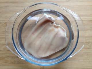 4、凉拌猪耳朵,过凉水后再沥干水分