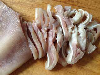 5、凉拌猪耳朵,再切成片