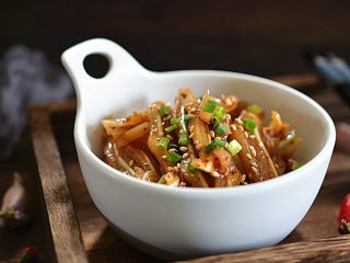 7、凉拌猪耳朵,食用时拌匀即可