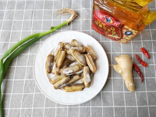 1、葱油蛏子,准备食材。