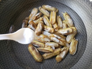 3、葱油蛏子,锅中宽水煮开放入洗净的蛏子，加一点盐，焯一下，待蛏子一开口就关火。