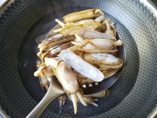 4、葱油蛏子,将焯好的蛏子沥水捞出。