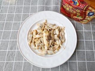5、葱油蛏子,将蛏子去皮去裙边（肉上黑色边沿部分）剥出肉。