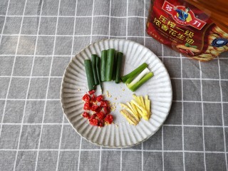 6、葱油蛏子,葱，干辣椒切段，姜切丝备用。