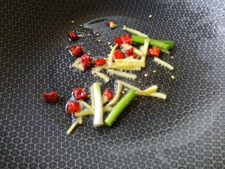7、葱油蛏子,锅中适量油烧热，下葱姜干辣椒爆出香味。