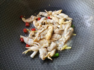 8、葱油蛏子,下入蛏子肉翻炒一下。