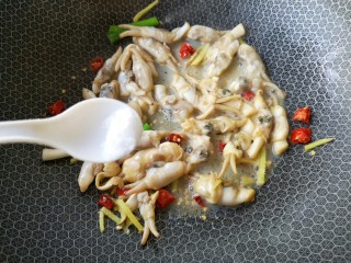 9、葱油蛏子,加适量的白酒，盐和一丢丢白糖翻炒均匀。