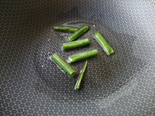 10、葱油蛏子,另起锅，倒入适量多力花生油，烧热下葱绿，小火煎葱油。