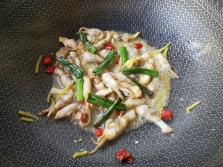 11、葱油蛏子,把煎好的葱油倒在蛏子肉上翻炒均匀即可。