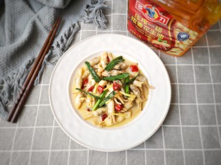 12、葱油蛏子,出锅装盘。