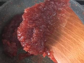 5、山楂糕,开中小火慢慢熬煮，不停搅拌，防止糊锅，所以妈妈要有点耐心哦。熬到勺子上的泥状侧立起来不会轻易滴落的状态。