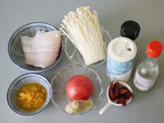 1、巴沙酸汤鱼,准备好所需要的食材。