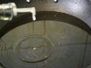 4、巴沙酸汤鱼,锅里烧一锅水，放一点油。