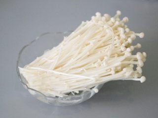 5、巴沙酸汤鱼,金针菇去掉根部，洗净沥干。