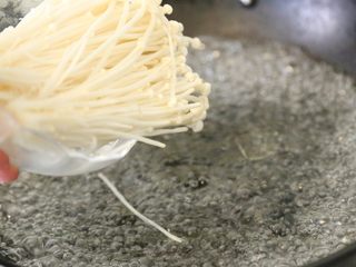 6、巴沙酸汤鱼,水烧开后，放入金针菇。