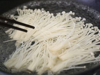 7、巴沙酸汤鱼,金针菇焯水，至变软即可，大约需要一分钟。