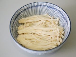 8、巴沙酸汤鱼,拿一个汤碗，金针菇捞起，平铺在碗底备用。