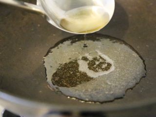 11、巴沙酸汤鱼,另起一锅，放入三瓷勺的食用油，烧热。