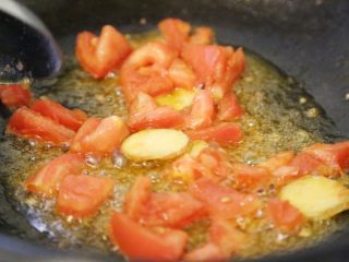 12、巴沙酸汤鱼,放入姜片、切块的西红柿，煸炒至出香味，西红柿出沙。