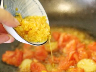 13、巴沙酸汤鱼,放入黄灯笼椒。