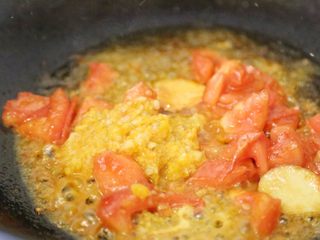 14、巴沙酸汤鱼,继续翻炒一会。