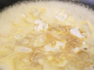 17、巴沙酸汤鱼,大火煮开，放入盐、胡椒、白醋，巴沙鱼熟后，即可关火。