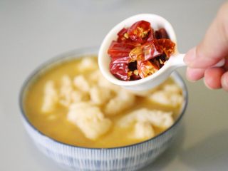 19、巴沙酸汤鱼,放上辣椒段。