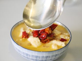 20、巴沙酸汤鱼,烧一勺热油，淋在干辣椒上，让辣椒段散发出香气即可。