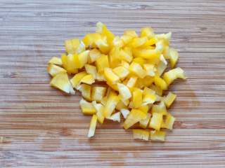 1、杂蔬奶酪烘蛋 | 健身党的营养早餐,红黄彩椒洗净切丁