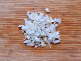 2、杂蔬奶酪烘蛋 | 健身党的营养早餐,洋葱切丁，大蒜切片