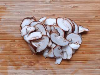 3、杂蔬奶酪烘蛋 | 健身党的营养早餐,香菇洗净切薄片