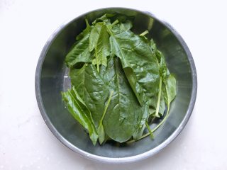 4、杂蔬奶酪烘蛋 | 健身党的营养早餐, 菠菜洗净，切成两段