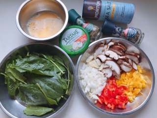 5、杂蔬奶酪烘蛋 | 健身党的营养早餐,鸡蛋加入牛奶和适量海盐打散，准备好所有材料，