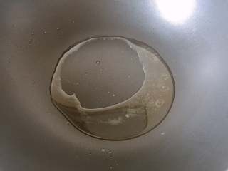 6、杂蔬奶酪烘蛋 | 健身党的营养早餐,开中火，锅中放入适量橄榄油