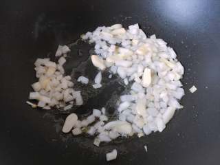 7、杂蔬奶酪烘蛋 | 健身党的营养早餐, 放入洋葱和蒜片炒至变色