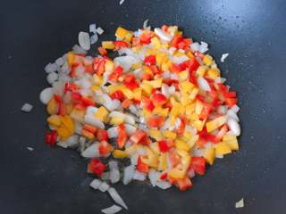 8、杂蔬奶酪烘蛋 | 健身党的营养早餐,放入彩椒丁翻炒片刻