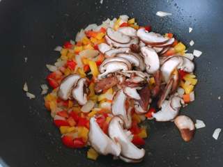 9、杂蔬奶酪烘蛋 | 健身党的营养早餐,放入香菇炒软