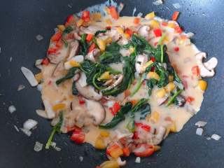 11、杂蔬奶酪烘蛋 | 健身党的营养早餐,倒入大部分蛋液，翻拌至蛋液基本凝固