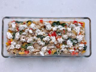 12、杂蔬奶酪烘蛋 | 健身党的营养早餐,将材料装入烤盘，倒入剩余蛋液，放上塔塔香草干酪，在表面撒上适量普罗旺斯香草和胡椒碎