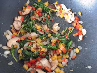 10、杂蔬奶酪烘蛋 | 健身党的营养早餐,放入菠菜炒软，转小火，放入海盐、胡椒碎和普罗旺斯香草炒匀