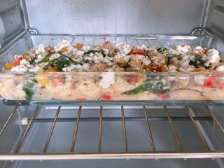 13、杂蔬奶酪烘蛋 | 健身党的营养早餐,烤盘放入烤箱，190度烤18分钟至鸡蛋凝固，奶酪微微融化