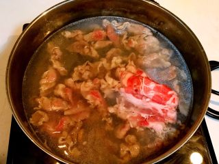 6、羊肉汤面,加入羊肉片